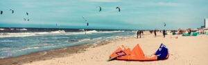 strand van zandvoort met kitesurfers