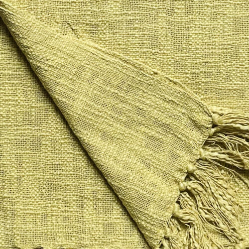detail van katoenen plaid in okergeel
