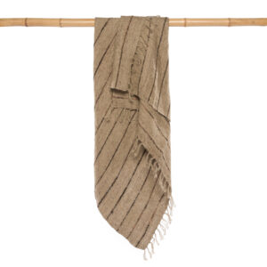 bruin plaid hangend over bamboe stok