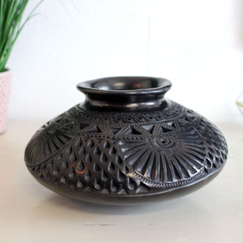 round vase decorative black