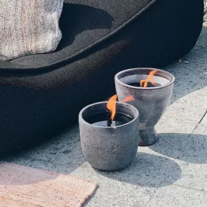 kaarsen in betonnen pottu