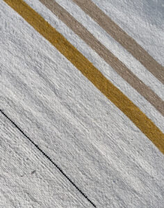 detail van geweven stof van Ibiza collect. Gebroken wit met zand en okerkleurige strepen